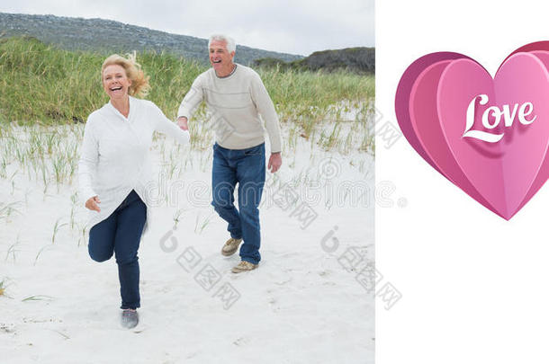 欢快的老年夫妇在海滩跑步的复合形象