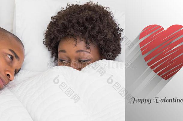 睡在羽绒被下的幸福夫妇的复合图像