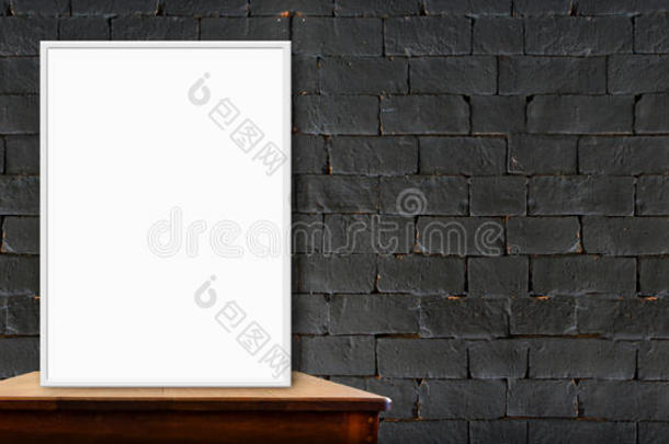 黑色砖墙上木桌上的空白海报，透视背景