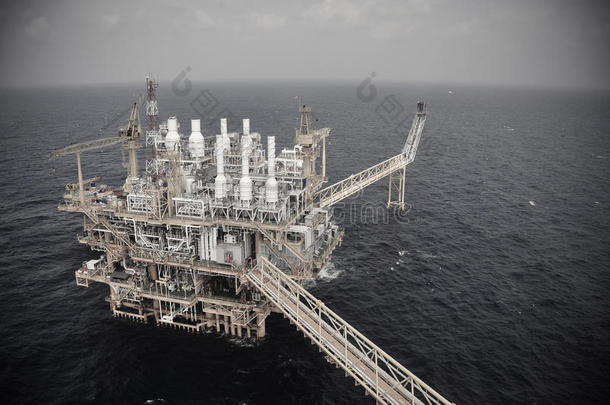 海湾或海上的油气平台，世界能源，海上石油和钻井平台建设