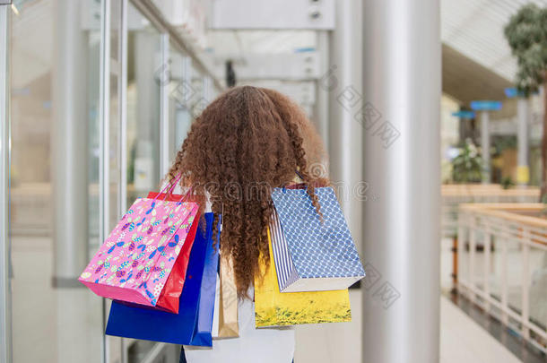 漂亮的年轻女人带着购物袋