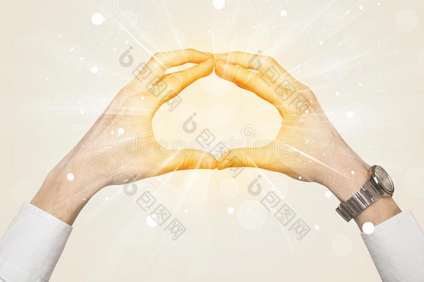 双手创造一种黄色光芒的形式