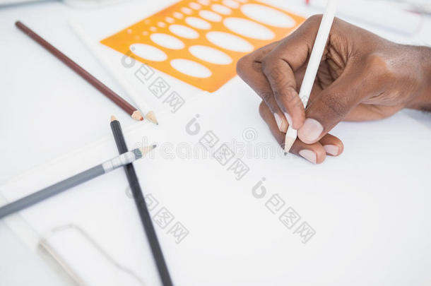 商人用铅笔在纸上画画的手