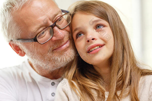 爷爷带着哭着的孙女在家