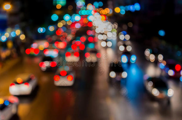 在城市的道路上，晚上的交通堵塞模糊了Bokeh