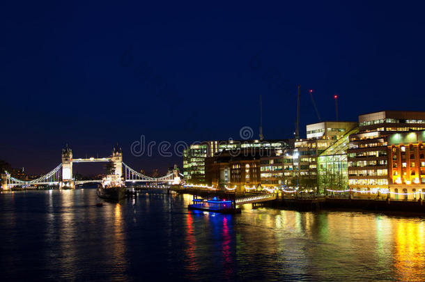伦敦夜塔桥