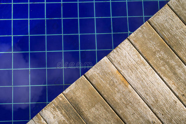 木制甲板游泳池