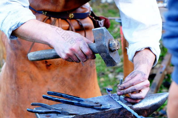 铁匠在铁砧上工作锤子