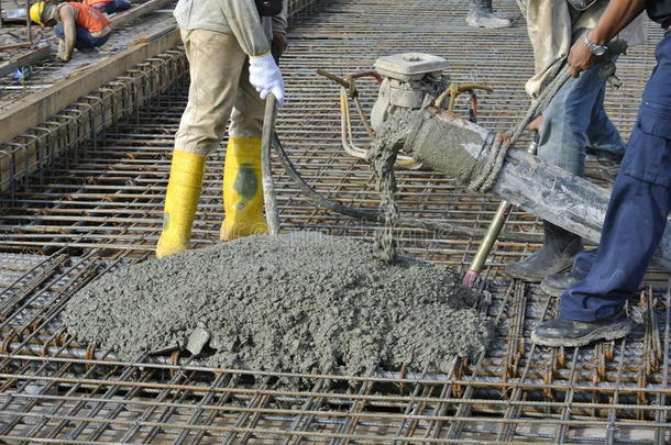 建筑工人用混凝土软管浇筑混凝土