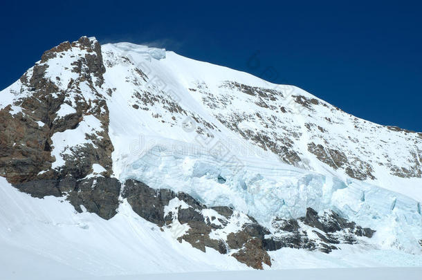 阿尔卑斯山裂缝冷杉冰川徒步旅行
