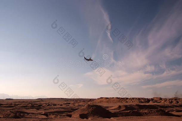 沙漠上空的飞机