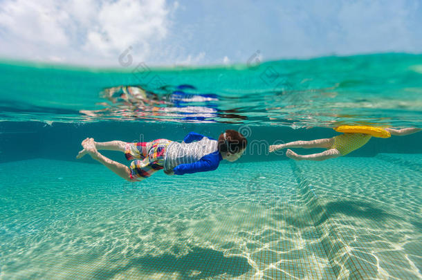 暑假里孩子们游泳玩得很开心