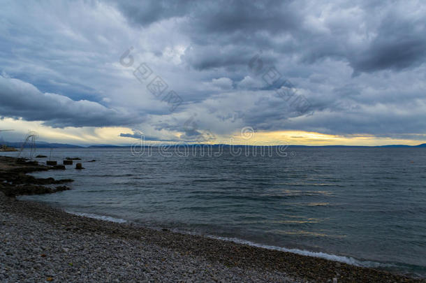 暴风雨前的海滩