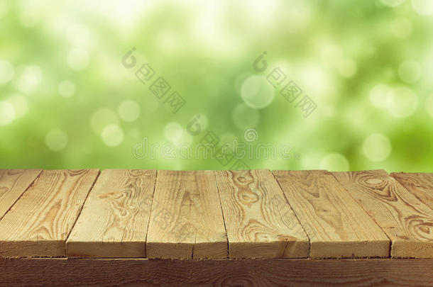 空木甲板桌子与树叶波基背景。 准备好<strong>产品展示</strong>蒙太奇。