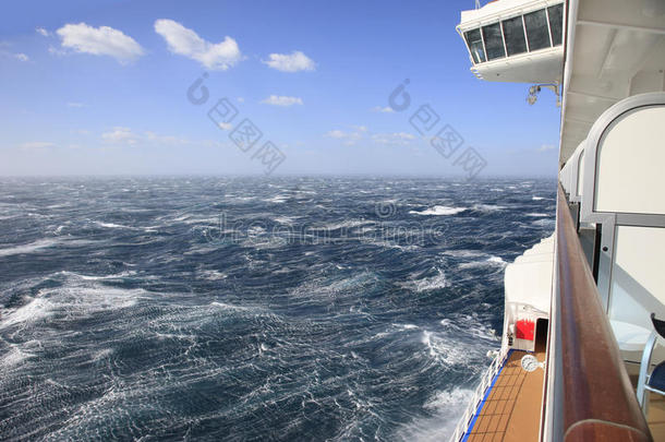 <strong>游轮</strong>从粗糙的<strong>海洋</strong>和蓝天的阳台上观看
