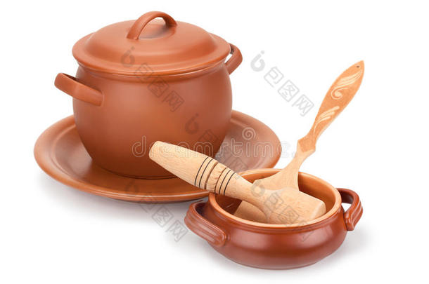 粘土罐，木制器皿和一盘