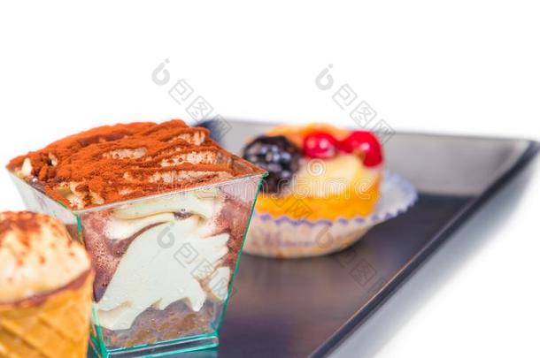 美味的提拉米苏蛋糕靠近小蛋糕