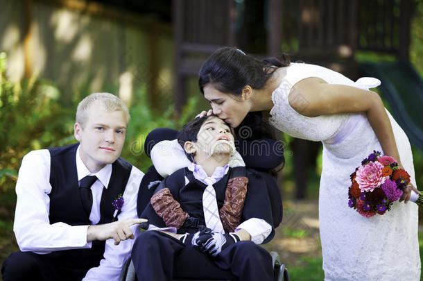 混血新娘在婚礼当天亲吻她的<strong>弟弟</strong>。 ch