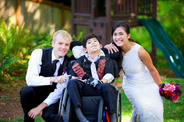 婚礼当天，混血新娘和新郎带着她的残疾<strong>弟弟</strong>坐在轮椅上