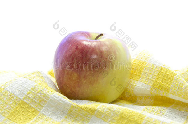 新鲜的红苹果健康水果在黄色的桌子垫上