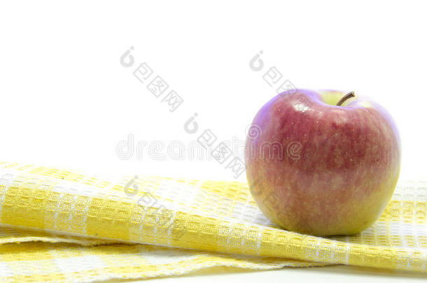 新鲜的<strong>红<strong>苹果</strong>健康<strong>水果</strong>在折叠的蓝色桌子垫上
