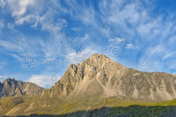 七月山峰上美丽的天空