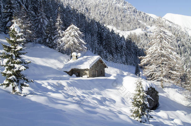 高山白雪覆盖的小屋