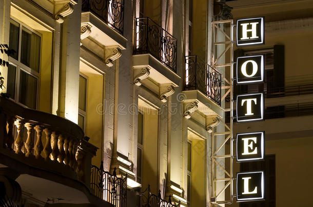 希腊美丽的酒店标志。 霓虹灯标志着酒店这个词