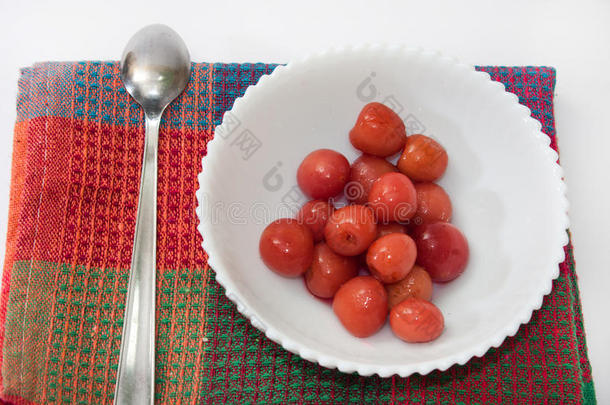 厨房桌布上白色碗里的樱桃