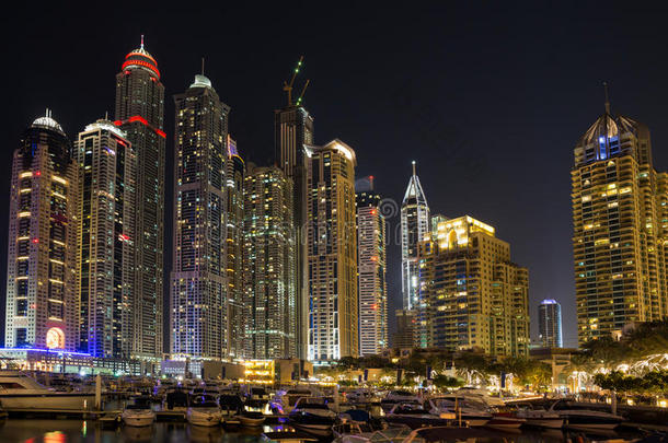 迪拜，<strong>阿联酋</strong>-1月16日：2014年1月16日，<strong>阿联酋</strong>迪拜码头上的摩天大楼。 迪拜的现代摩天大楼