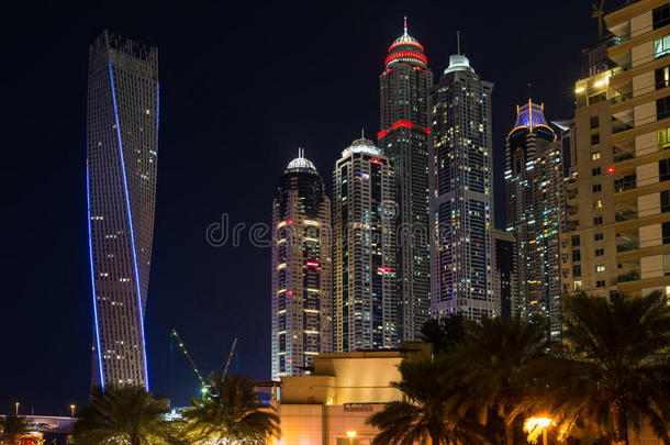 迪拜，阿联酋-1月16日：2014年1月16日，阿联酋迪拜码头上的摩天大楼。 迪拜的现代摩天大楼