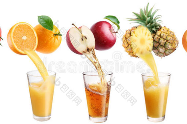 新鲜果汁从<strong>水果</strong>和蔬菜中倒入<strong>玻璃杯</strong>。