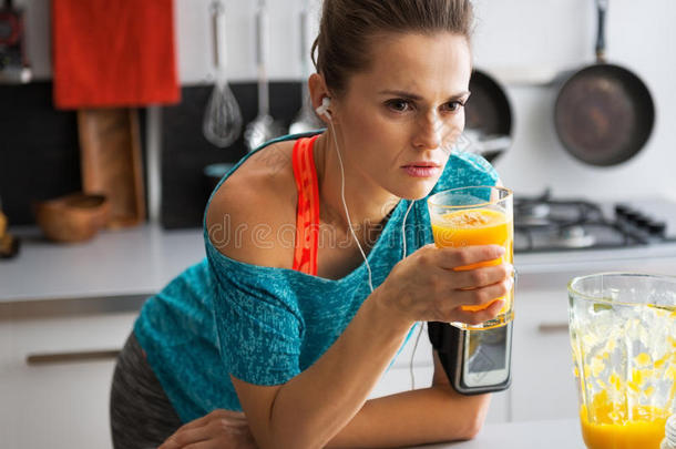 健身女人用一杯南瓜冰沙