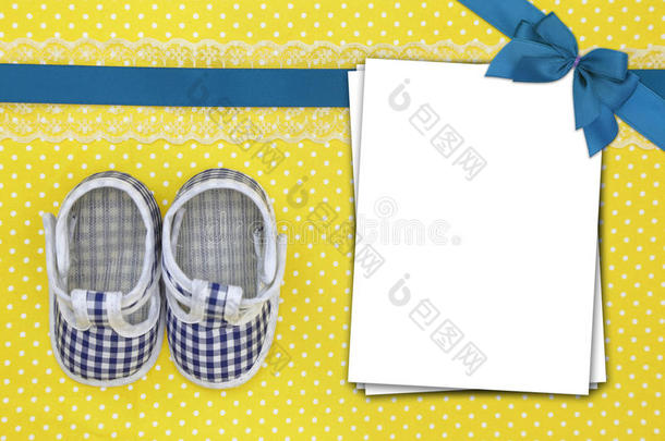 婴儿鞋和空白卡