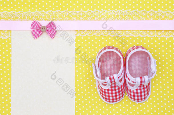婴儿鞋和空白横幅