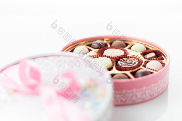 白色背景粉红色盒子巧克力