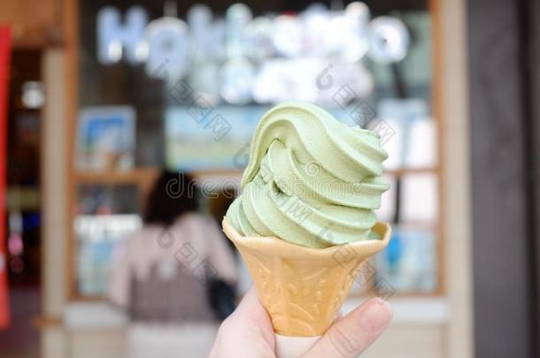 圆锥体奶油绿色冰冰淇淋