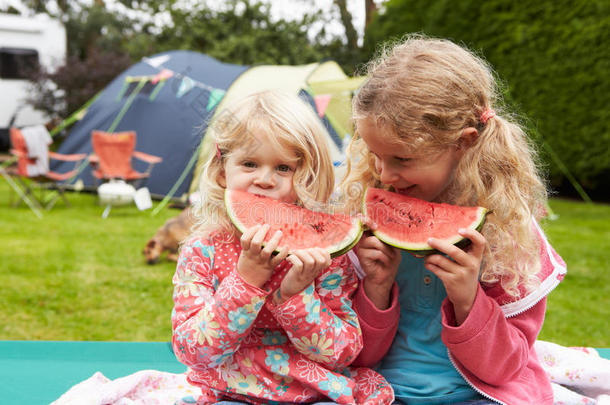 孩子们在家庭野营假期里享受野餐