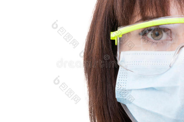 戴防护眼镜的牙医女人的半张脸