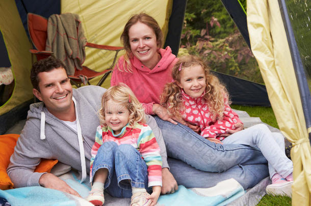 一家人在营地享受野营假期