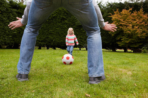 父亲和女儿一起在花园里<strong>踢</strong>足球