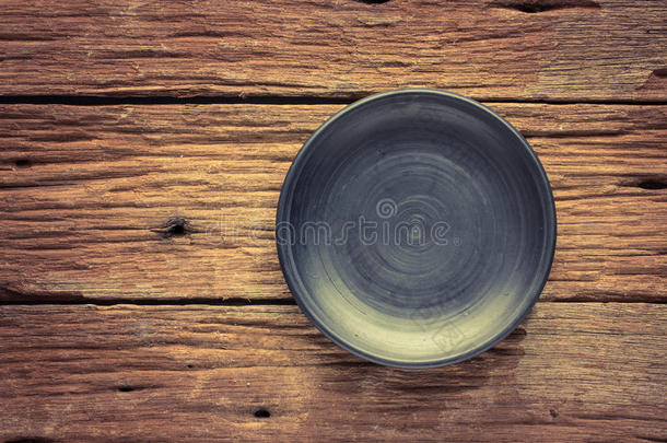 背景空白的清洁的陶器餐具