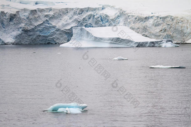 南极洲-冰山和海岸线