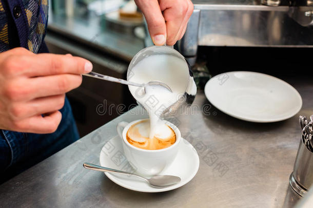 咖啡厅或咖啡吧的咖啡师准备卡布奇诺