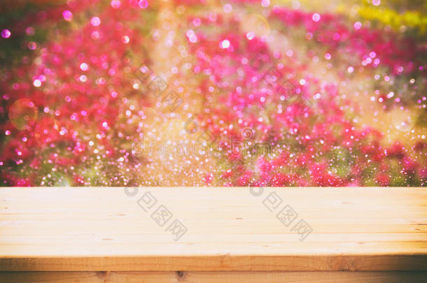花草丛生的夏日田野景观前的木板桌