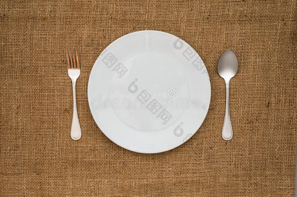 空白盘子和勺子，叉子