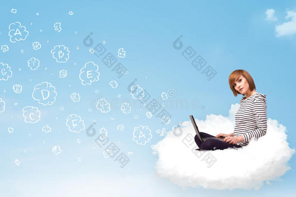坐在<strong>云端</strong>的年轻女人拿着笔记本电脑