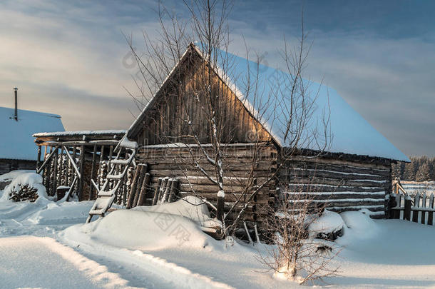 俄罗斯一个下雪的早晨，村子里的小屋