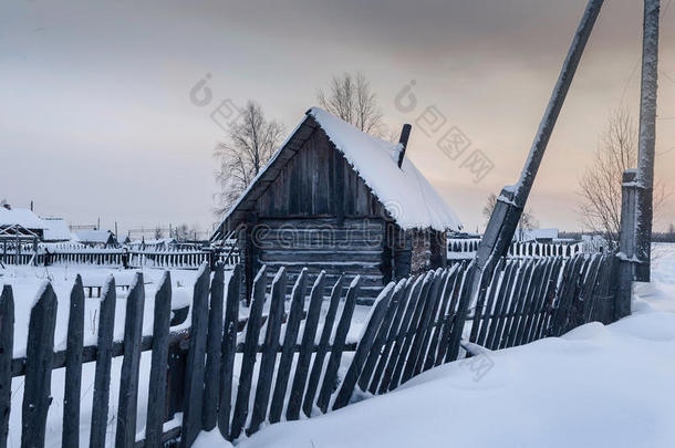 俄罗斯一个下雪的早晨，村子里的小屋