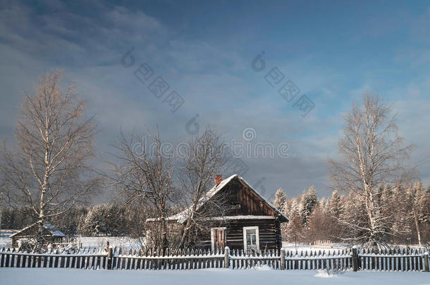 俄罗斯一个下雪的早晨，村子里的小屋